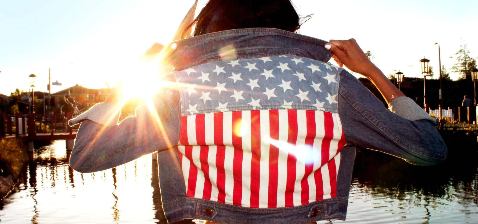 Vintage-Mäntel und -Jacken sind für ihre Lässigkeit bekannt und seit langem eine perfekte Option für Männer und Frauen, die nach einem entspannten Stil suchen, der frei von Dresscode oder Uniformen ist.