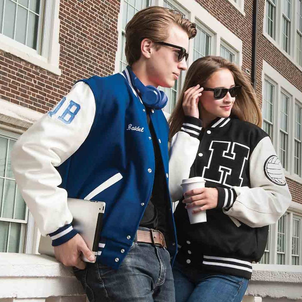 Echte amerikanische Kleidung steht für High School, College, Basketball und Football.